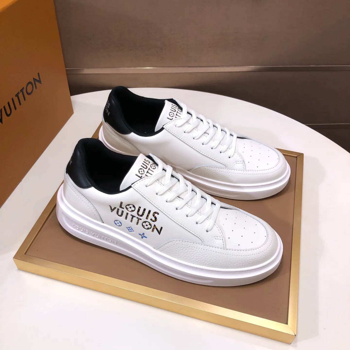 Factory batch 640💰original development, quality shipment, welcome to compare - LV sneaker series sports shoes introduce the loose silhouette of the ready-to-wear series into the spring and summer men's wear shows and make an eye-catching appearance. The cow leather upper is combined with rough fabric laces, and colorful beading highlights the brand's classic elements. LV letters mark the tongue and Monogram floral outsole. Mixed materials Made of top-grain cowhide, thick shoelace design, large Monogram print on the side, mesh lining and cotton feet, the comfort is as extreme as ever, premium heritage, quality first, worth owning! Size: Men’s 38-45 (45 is custom-made and cannot be returned or exchanged)